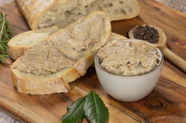 Tahtada bir dilim ekmek ve rillet.