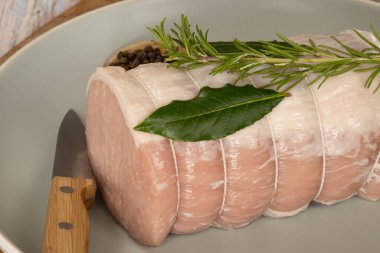 Tahta bir tabakta çiğ domuz rostosu. 