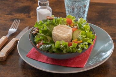 Cevizli salata, sebze ve keçi peyniri.