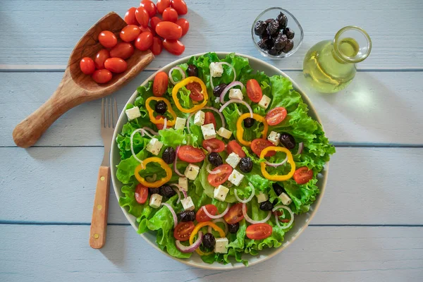 Sebzeli Yeşil Salata Masada Beyaz Peynir — Stok fotoğraf