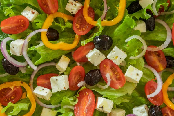 Sebzeli Yeşil Salata Masada Beyaz Peynir — Stok fotoğraf