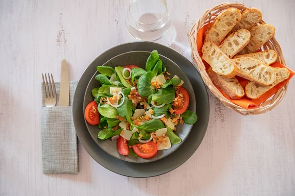 Sebzeli Yeşil Salata Masada Parmesan Talaşı — Stok fotoğraf