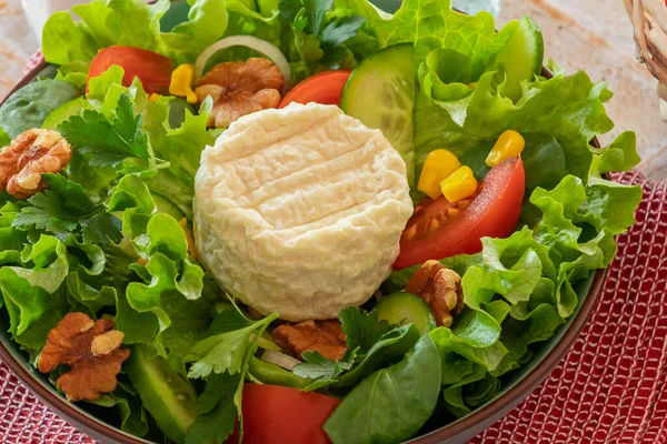 Salat Mit Walnüssen Gemüse Und Ziegenkäse — Stockfoto