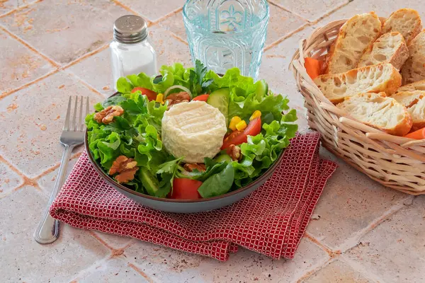 Insalata Con Rucola Formaggio Piatto Bianco Fette Pane Sul Tavolo — Foto Stock