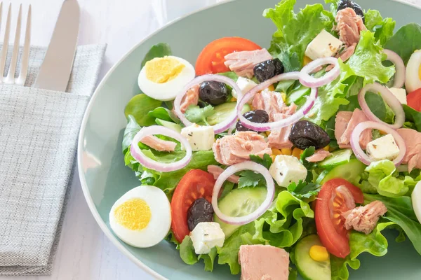 Salada Verde Com Verduras Feta Uma Chapa Uma Mesa — Fotografia de Stock