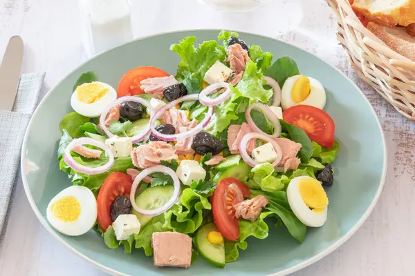 Salada Com Atum Ovos Legumes Queijo Mesa Madeira — Fotografia de Stock