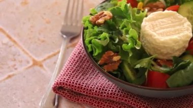 Cevizli salata, sebze ve keçi peyniri.