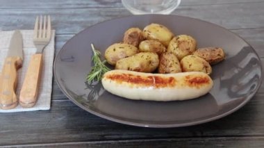 Beyaz sosisli yeni patatesler