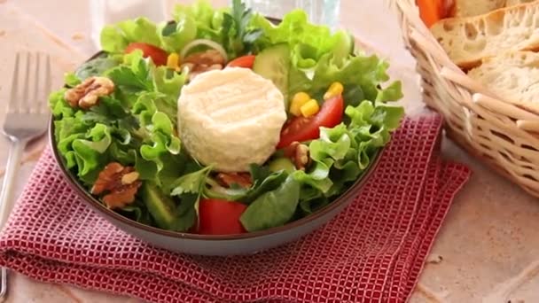 Salat Mit Walnüssen Gemüse Und Ziegenkäse — Stockvideo