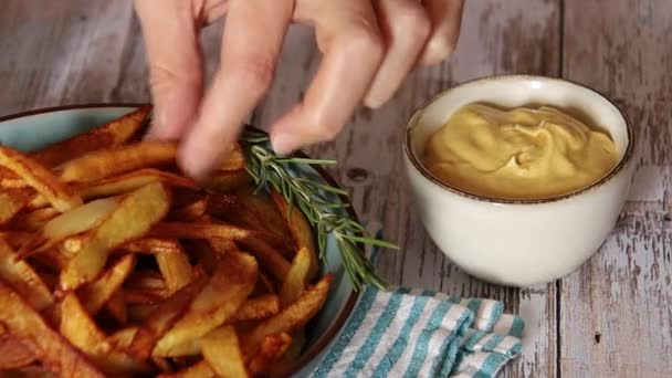 在蛋黄酱里放薯条的人 — 图库视频影像