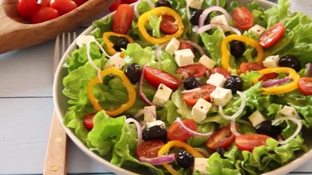 Ensalada Verde Con Hortalizas Feta Plato Mesa — Vídeos de Stock