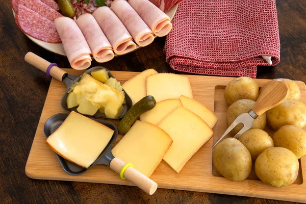 Prato Queijo Charcutaria Uma Raclette Crua Fondue Uma Mesa — Fotografia de Stock