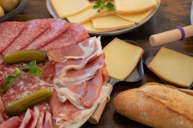 Tepside çiğ raket, tavada peynir ve masada patates.