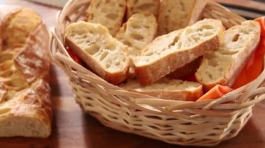 Tahtadaki sepette taze ekmek.