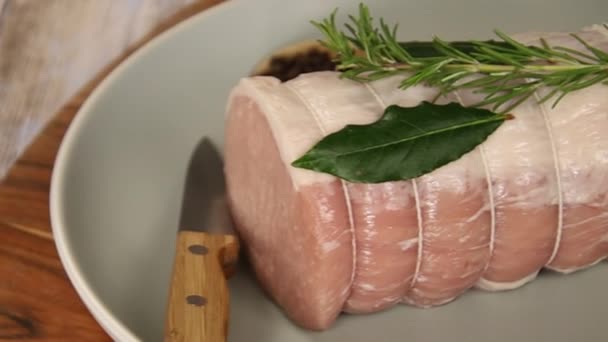 Arrosto Maiale Crudo Intero Piatto Una Tavola Legno — Video Stock