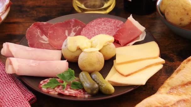 Wurstplatte Mit Kartoffeln Und Geschmolzenem Käse — Stockvideo
