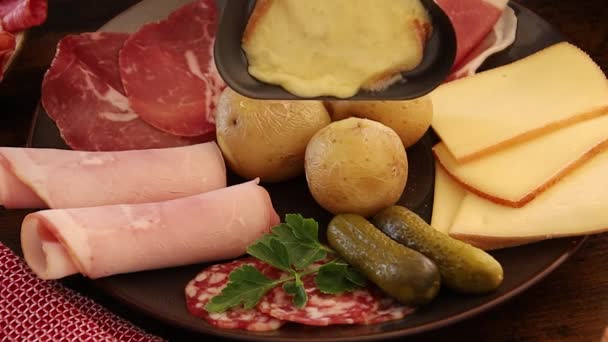 Charcutería Con Patatas Queso Derretido — Vídeo de stock