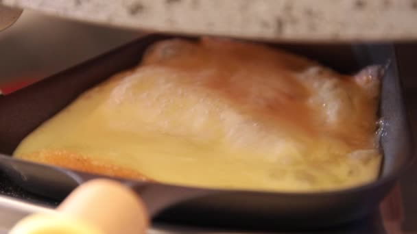 Queso Raclette Que Derrite Dispositivo — Vídeos de Stock