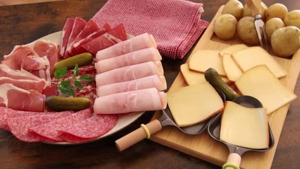 Raclette Queso Una Tabla Madera Con Plato Jamón Una Mesa — Vídeos de Stock