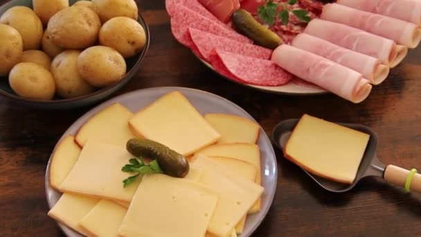 Wurst Und Käseplatte Auf Holztisch — Stockvideo