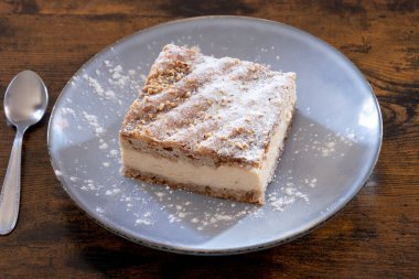 Kremalı ve fındıklı kek.