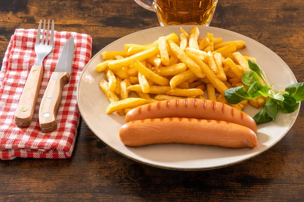 Gebakken Met Frankfurters Een Bord Een Tafel Met Een Biertje — Stockfoto