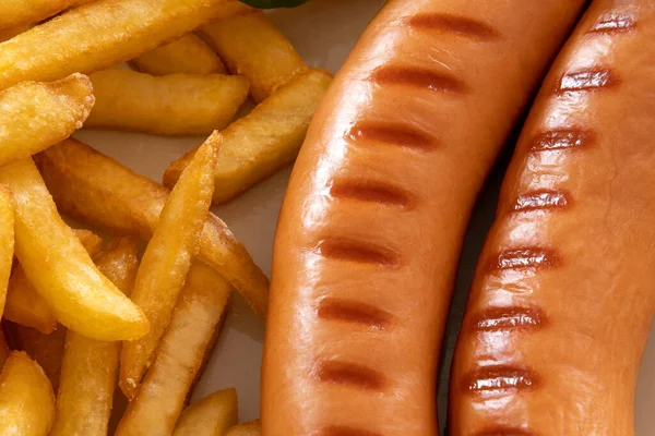 Gebakken Met Frankfurters Een Bord Een Tafel Met Een Biertje — Stockfoto