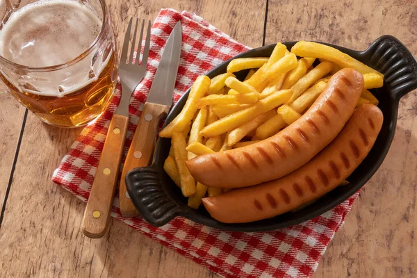 Bovenaanzicht Van Een Bord Friet Met Frankfurters Een Biertje — Stockfoto