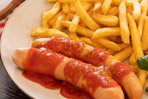 Close Van Een Cervelas Curry Wurst Een Bord Met Frietjes — Stockfoto