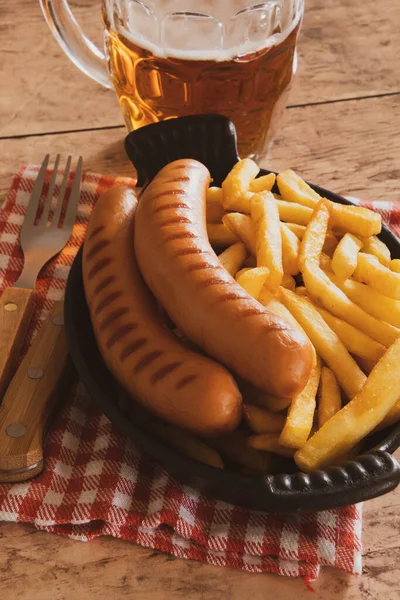 Schotel Frietjes Met Frankfurters Een Biertje — Stockfoto