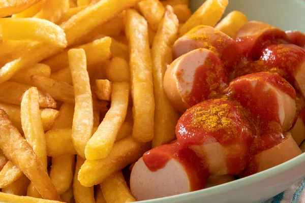 Close Van Cervelas Curry Wurst Stuk Een Bord Met Frites — Stockfoto