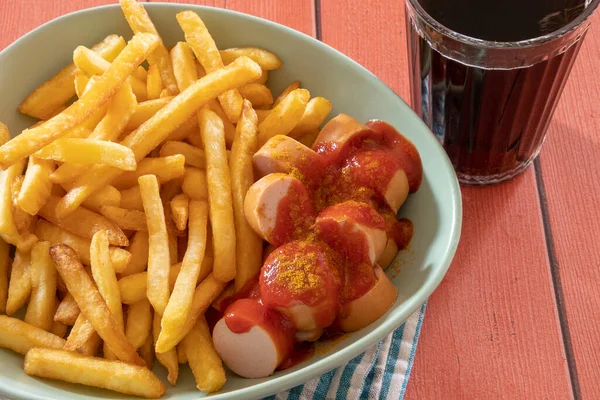 Cervelas Curry Wurst Een Stuk Een Bord Met Frietjes — Stockfoto