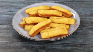 Masadaki tabakta bir grup Madeleine.