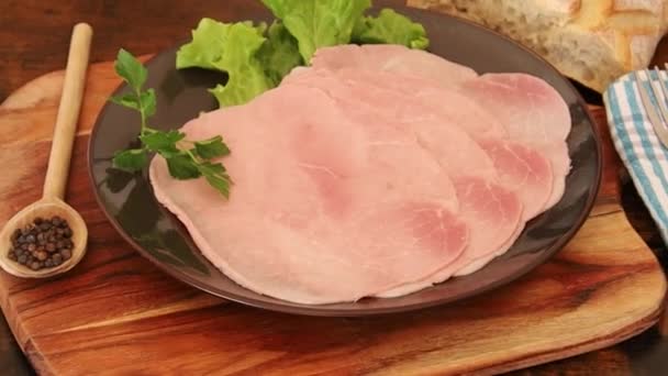 Rebanada Jamón Blanco Plato Sobre Una Tabla Madera — Vídeo de stock