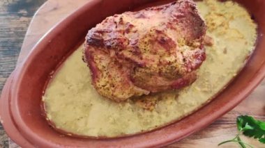 Baharatlı bıçak hardal soslu bir tabakta pişirildi.