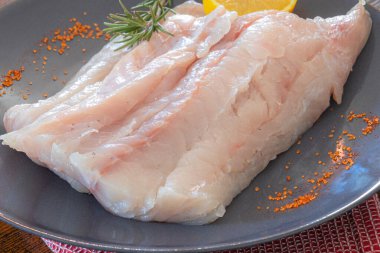 Baharatlı ve otlu çiğ saithe filetosu.