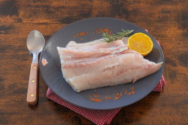 Baharatlı ve otlu çiğ saithe filetosu.