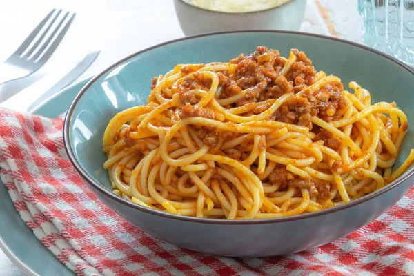 Espaguetis Boloñesa Plato Azul — Foto de Stock