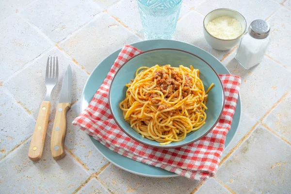 Vista Superior Espaguetis Boloñeses Plato Azul —  Fotos de Stock