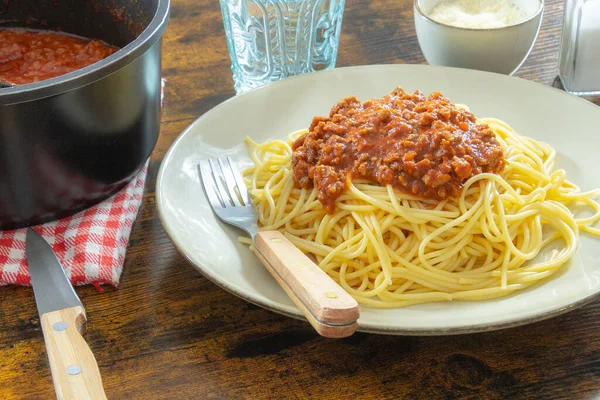 Delicioso Espaguete Bolonhesa Uma Placa Branca — Fotografia de Stock