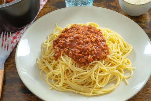 Deliciosos Espaguetis Boloñeses Plato Blanco —  Fotos de Stock