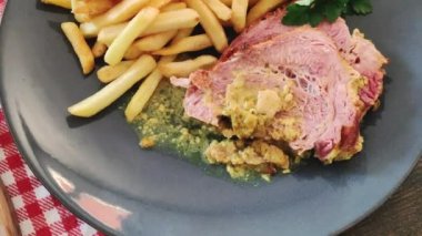 Patates kızartmalı hardallı domuz rostosu.