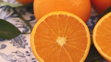 Yapraklarla kesilmiş taze portakallar