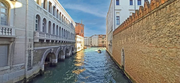 Canais Atravessando Ruas Veneza — Fotografia de Stock