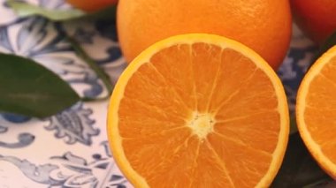 Yapraklı taze kesilmiş portakalları kapatın.