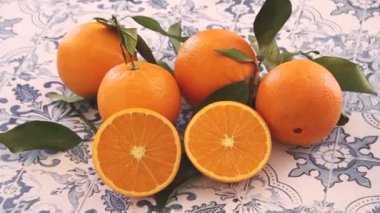 Yapraklı taze portakalların üst görünümü