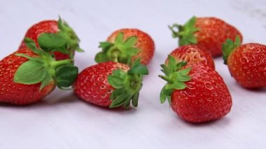 Beyaz arka planda çilekler