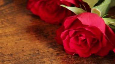 Ahşap arka planda kırmızı gül buketi