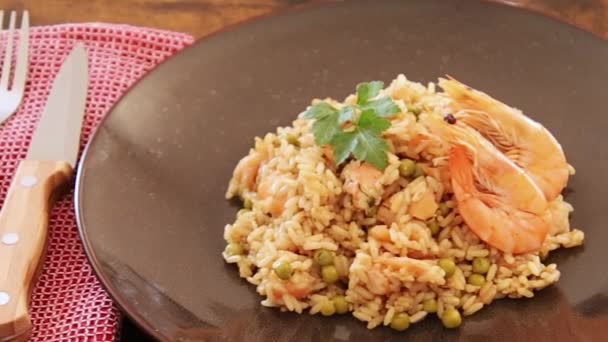 Smažená Rýže Krevetami Uzeným Lososem — Stock video