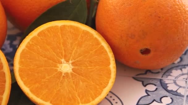 Zbliżenie Świeżo Krojonych Pomarańczy Liśćmi — Wideo stockowe